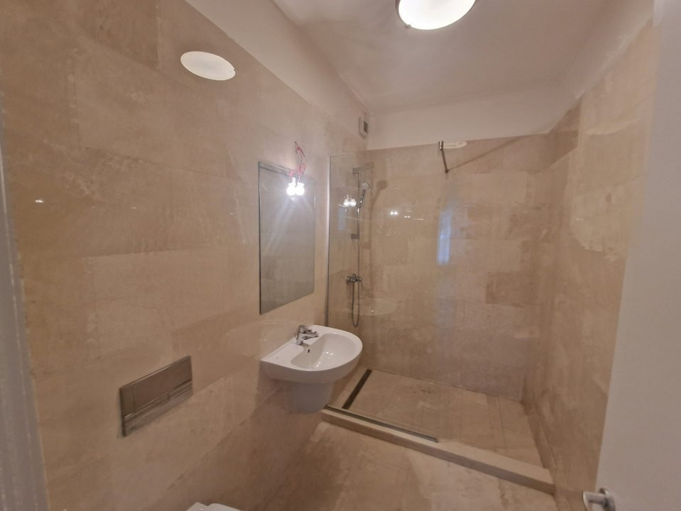 Apartament de vanzare 3 camere + curte- Laguna Residence