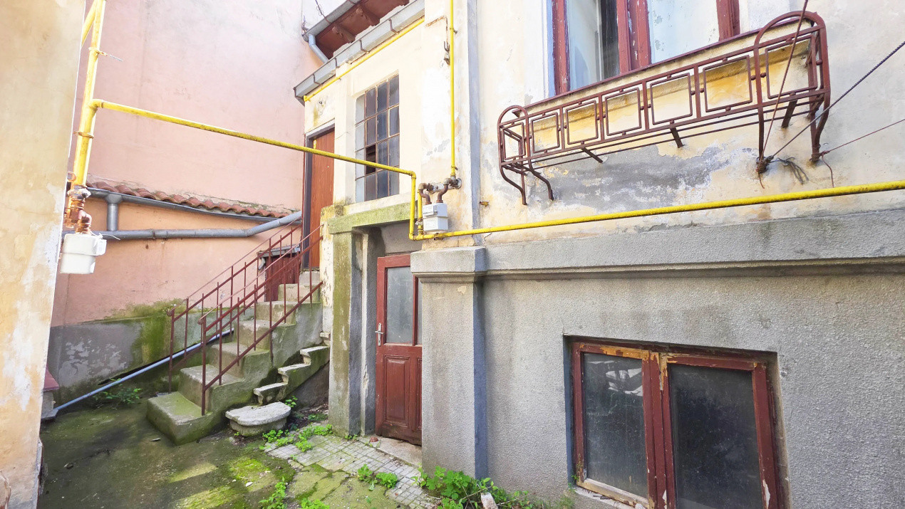 Uranus - O casă de renovat cu potential deosebit!