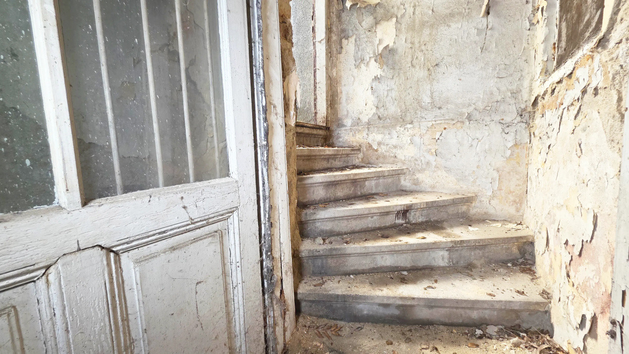 Uranus - O casă de renovat cu potential deosebit!