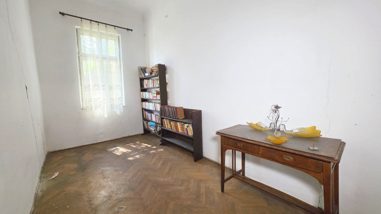 Uranus - O casă de renovat cu potential deosebit!