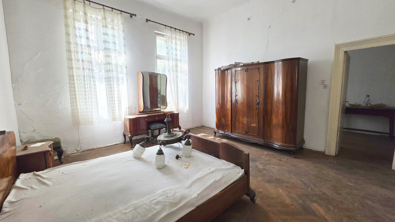 Uranus - O casă de renovat cu potential deosebit!
