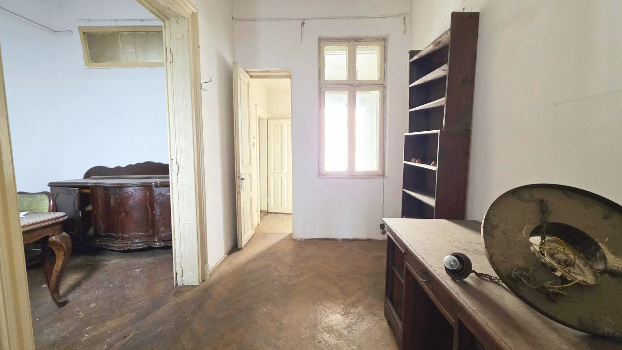 Uranus - O casă de renovat cu potential deosebit!