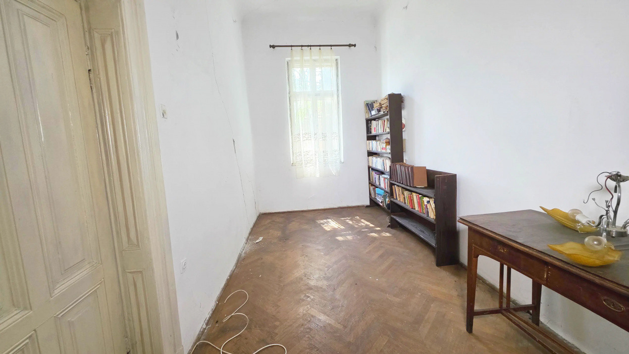 Uranus - O casă de renovat cu potential deosebit!