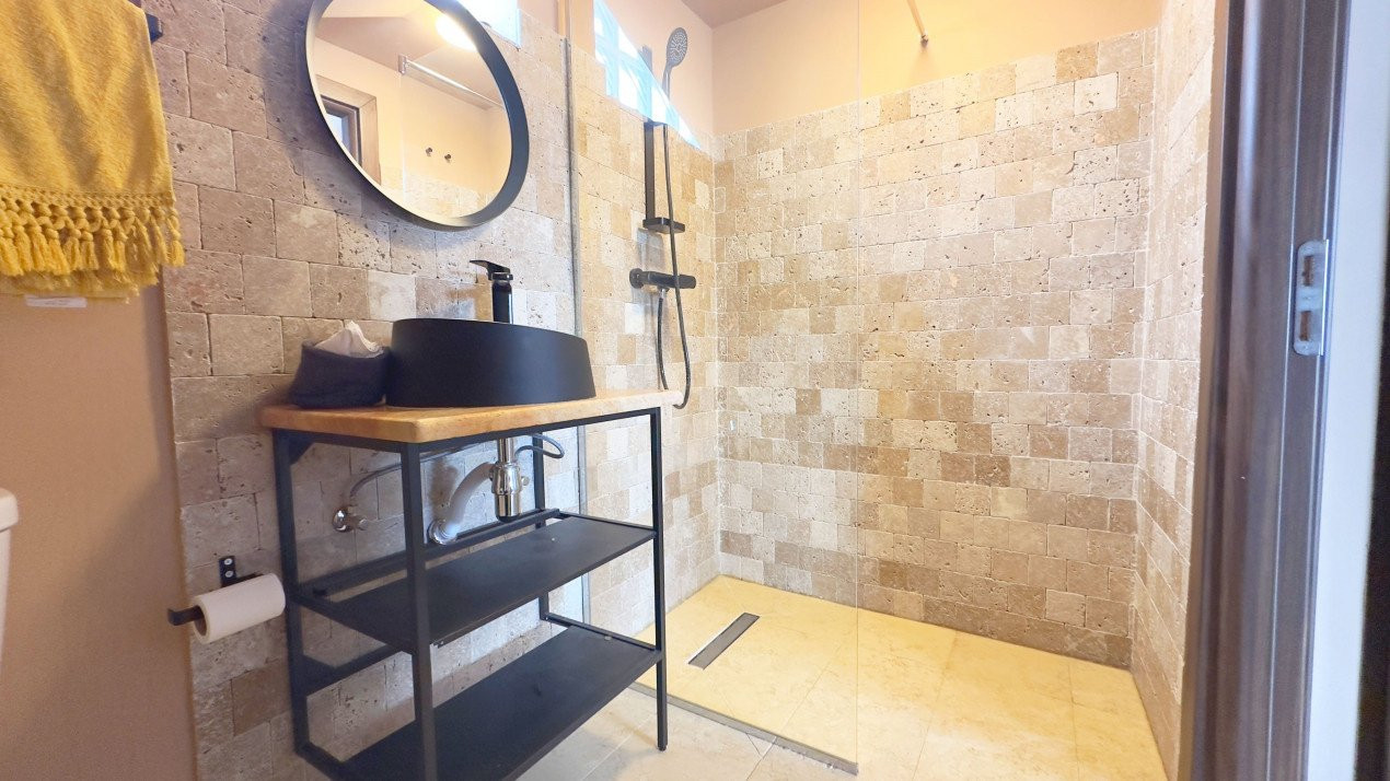 Apartament spațios cu 5 camere, vila 2010!