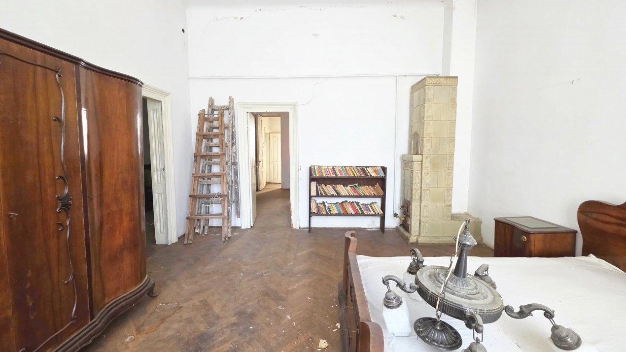 Uranus - O casă de renovat cu potential deosebit!