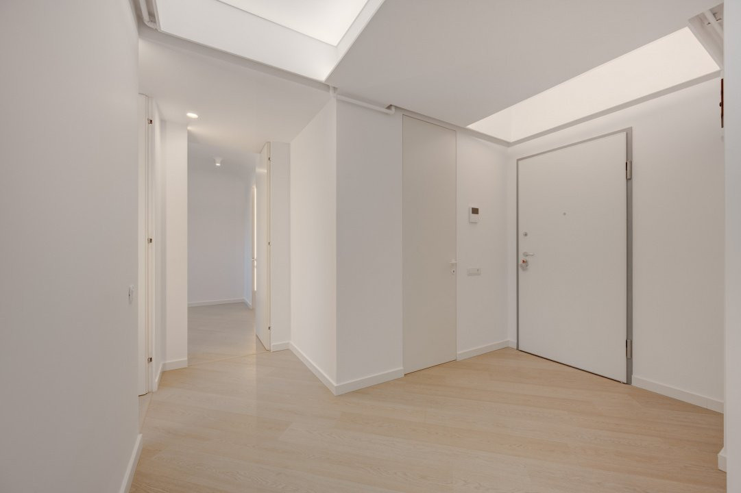 Apusul de la ultimul etaj din Cortina North | 3 camere | 76.7 mp