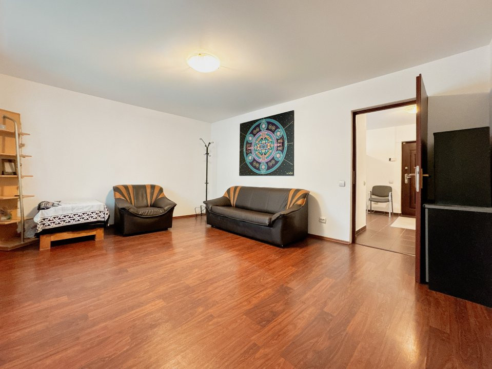 Apartament  3 camere, 2 bai, bloc  1995, eficient energetic, zona Vitan Mall