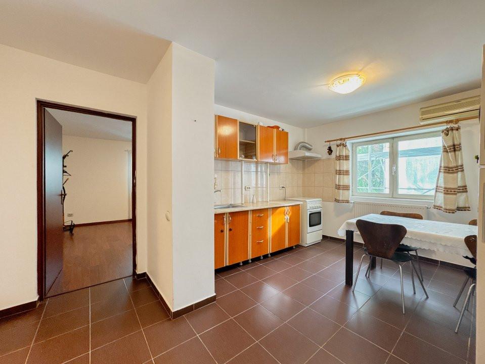 Apartament  3 camere, 2 bai, bloc  1995, eficient energetic, zona Vitan Mall