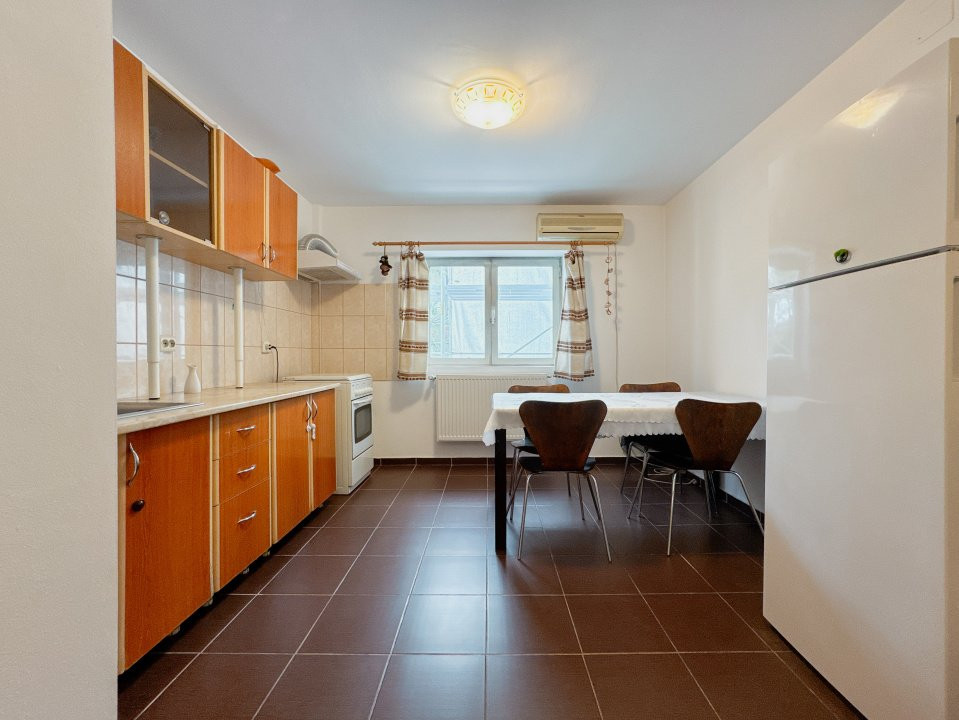 Apartament  3 camere, 2 bai, bloc  1995, eficient energetic, zona Vitan Mall