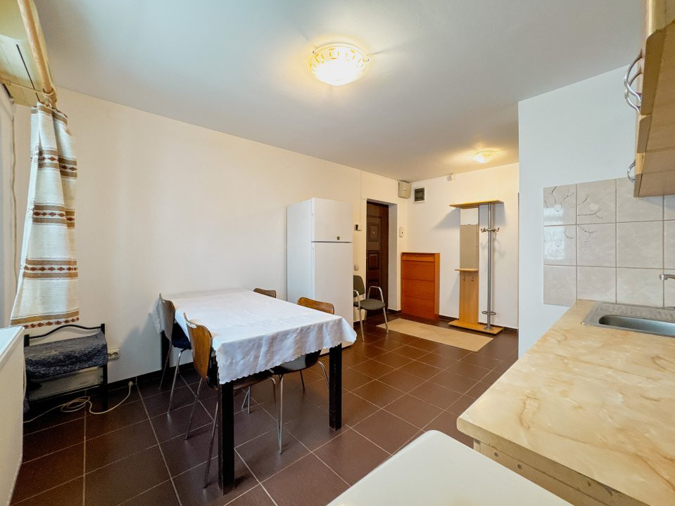 Apartament  3 camere, 2 bai, bloc  1995, eficient energetic, zona Vitan Mall