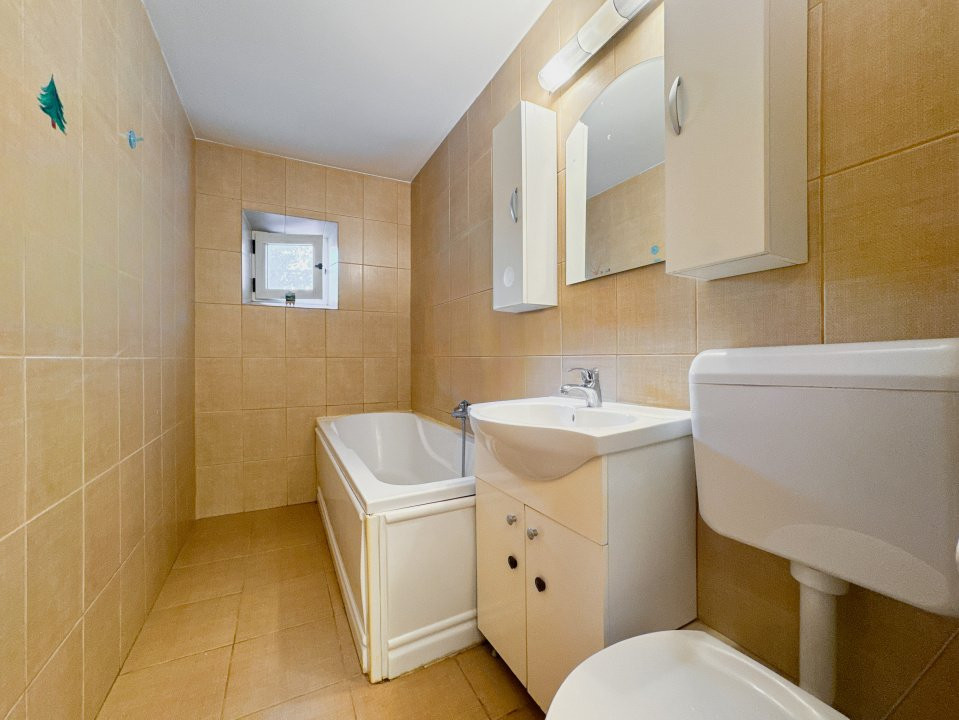 Apartament  3 camere, 2 bai, bloc  1995, eficient energetic, zona Vitan Mall