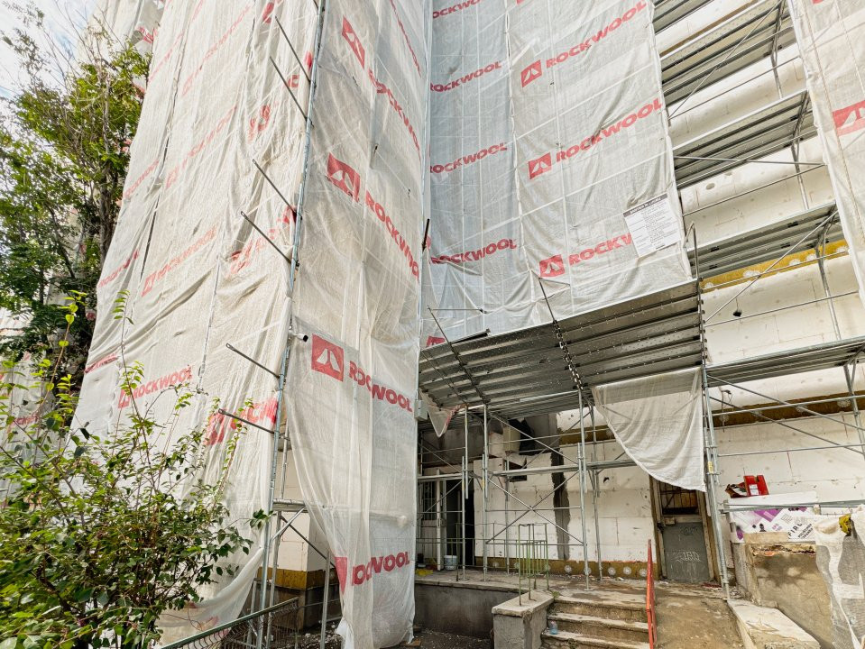 Apartament  3 camere, 2 bai, bloc  1995, eficient energetic, zona Vitan Mall