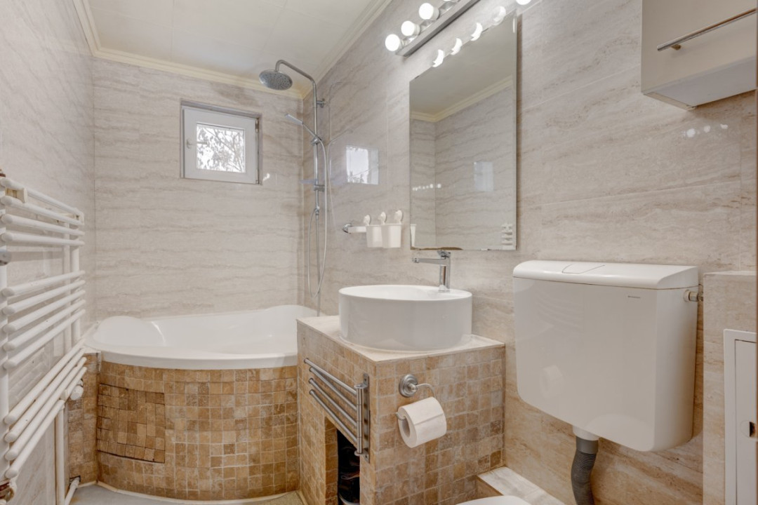 Apartament cu 3 camere - decomandat - centrală termica - bloc reabilitat 