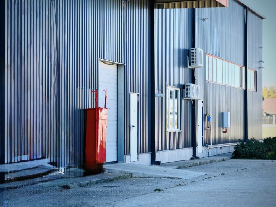 Hală + sediu firmă (locuință de serviciu) + teren de vânzare în Balotești, Ilfov