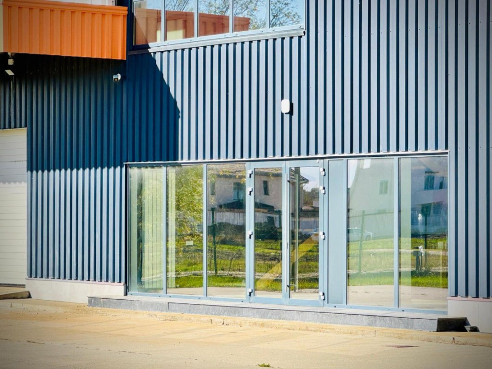 Hală + sediu firmă (locuință de serviciu) + teren de vânzare în Balotești, Ilfov