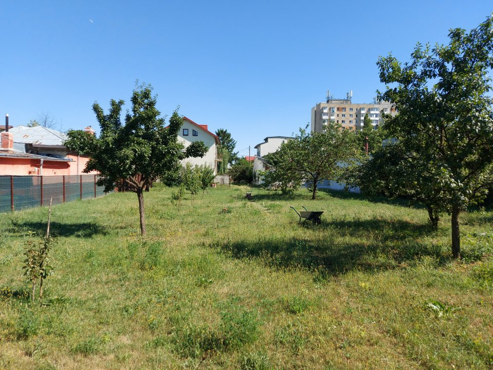 O proprietate imobiliară deosebită, formată din casă și mult teren! 