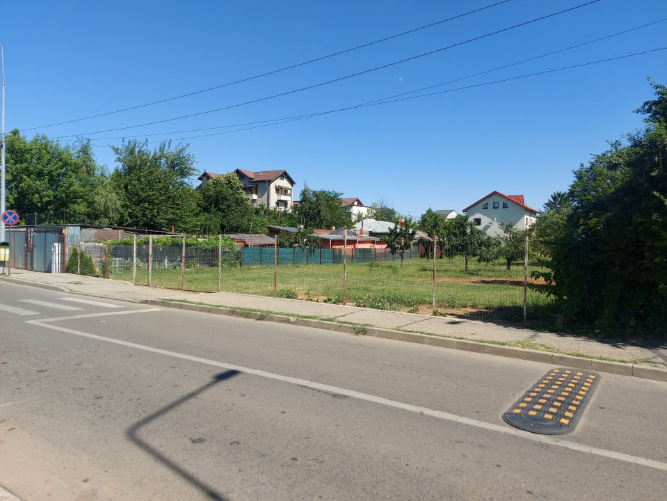 O proprietate imobiliară deosebită, formată din casă și mult teren! 