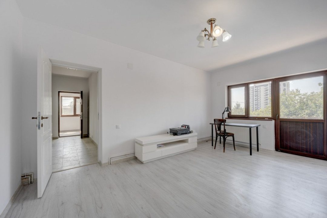 O proprietate imobiliară deosebită, formată din casă și mult teren! 