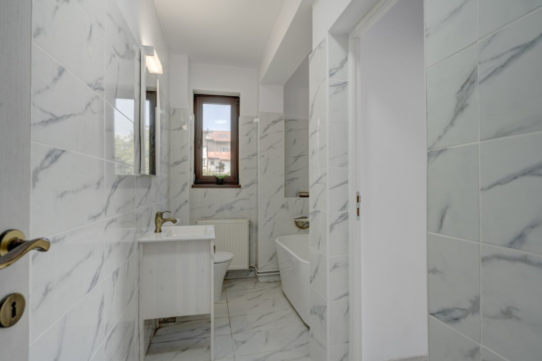 O proprietate imobiliară deosebită, formată din casă și mult teren! 