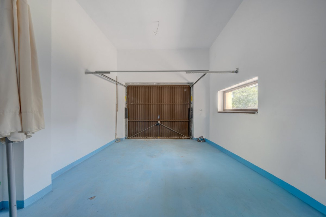 O proprietate imobiliară deosebită, formată din casă și mult teren! 