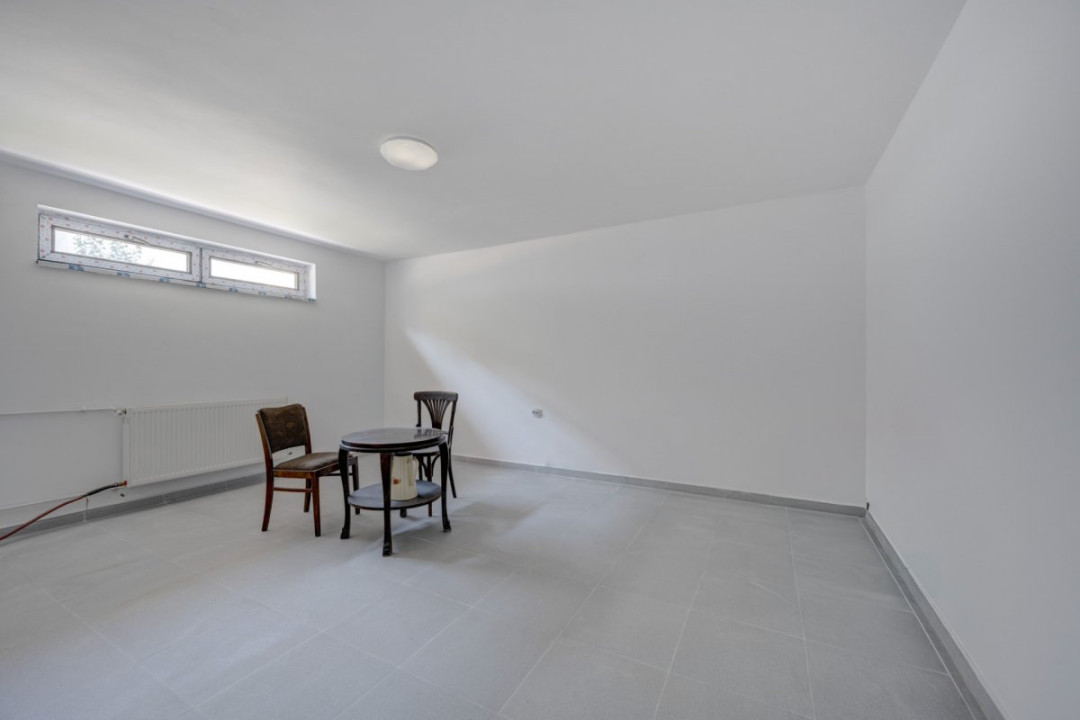 O proprietate imobiliară deosebită, formată din casă și mult teren! 