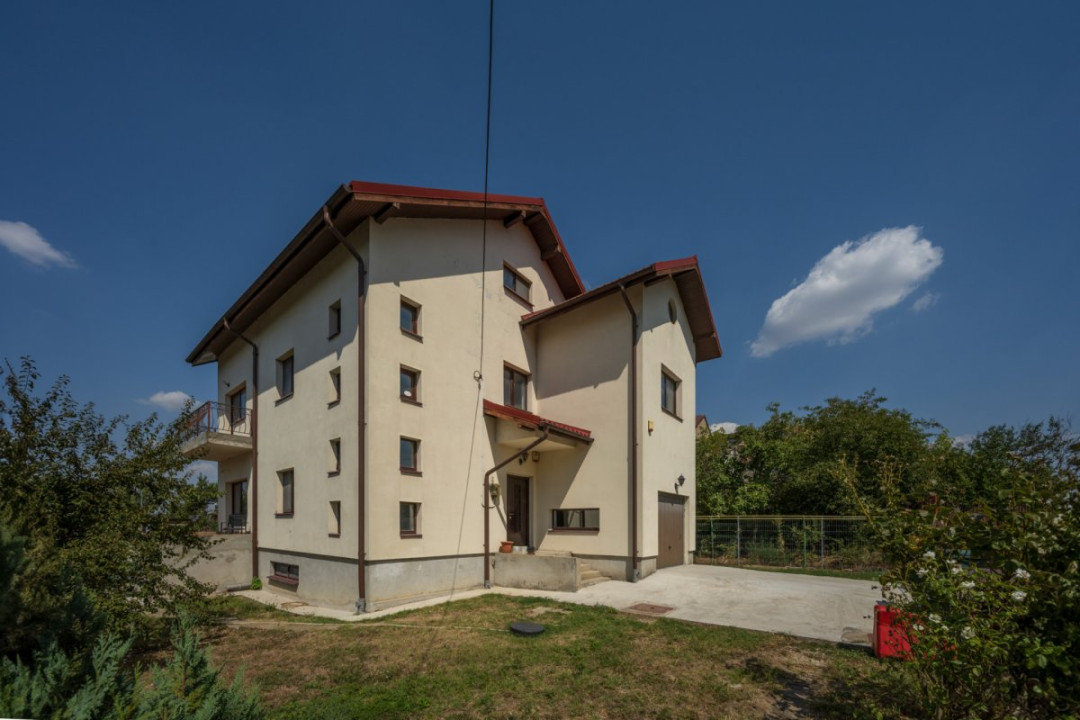 O proprietate imobiliară deosebită, formată din casă și mult teren! 