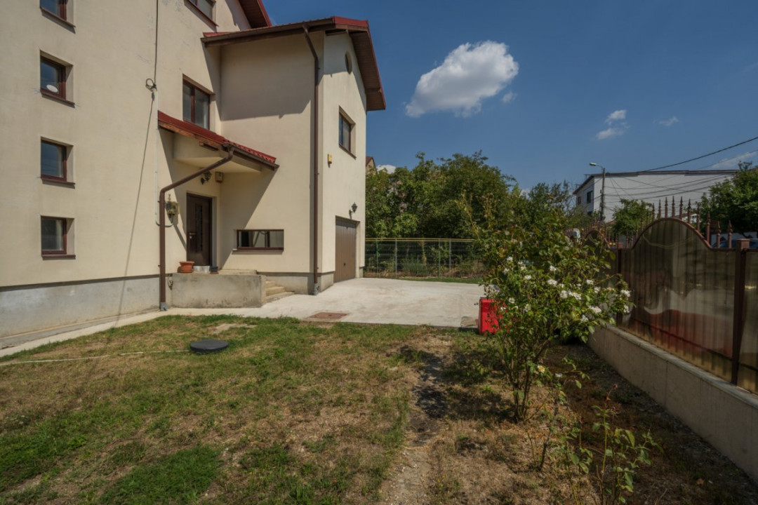 O proprietate imobiliară deosebită, formată din casă și mult teren! 