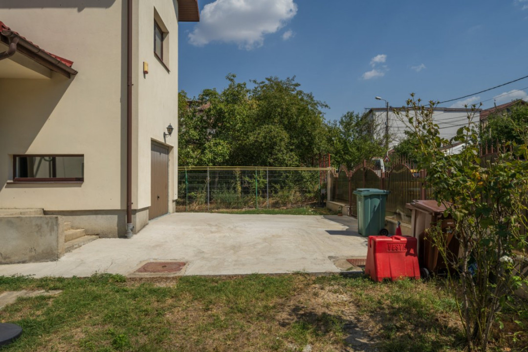 O proprietate imobiliară deosebită, formată din casă și mult teren! 