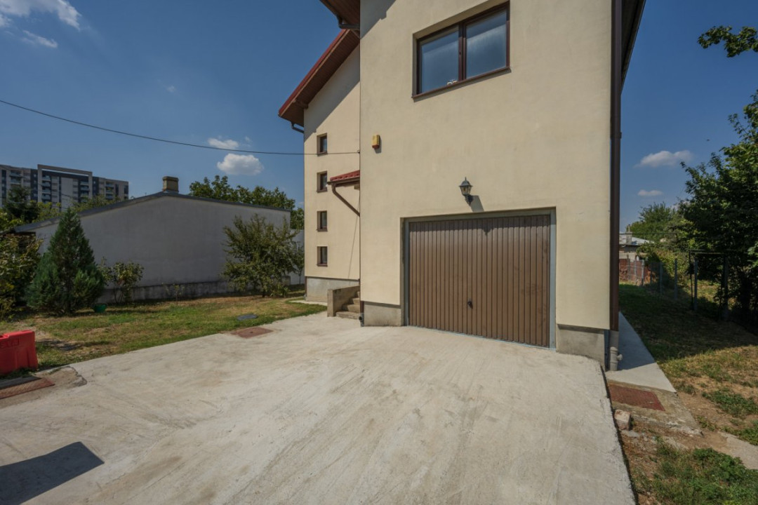 O proprietate imobiliară deosebită, formată din casă și mult teren! 