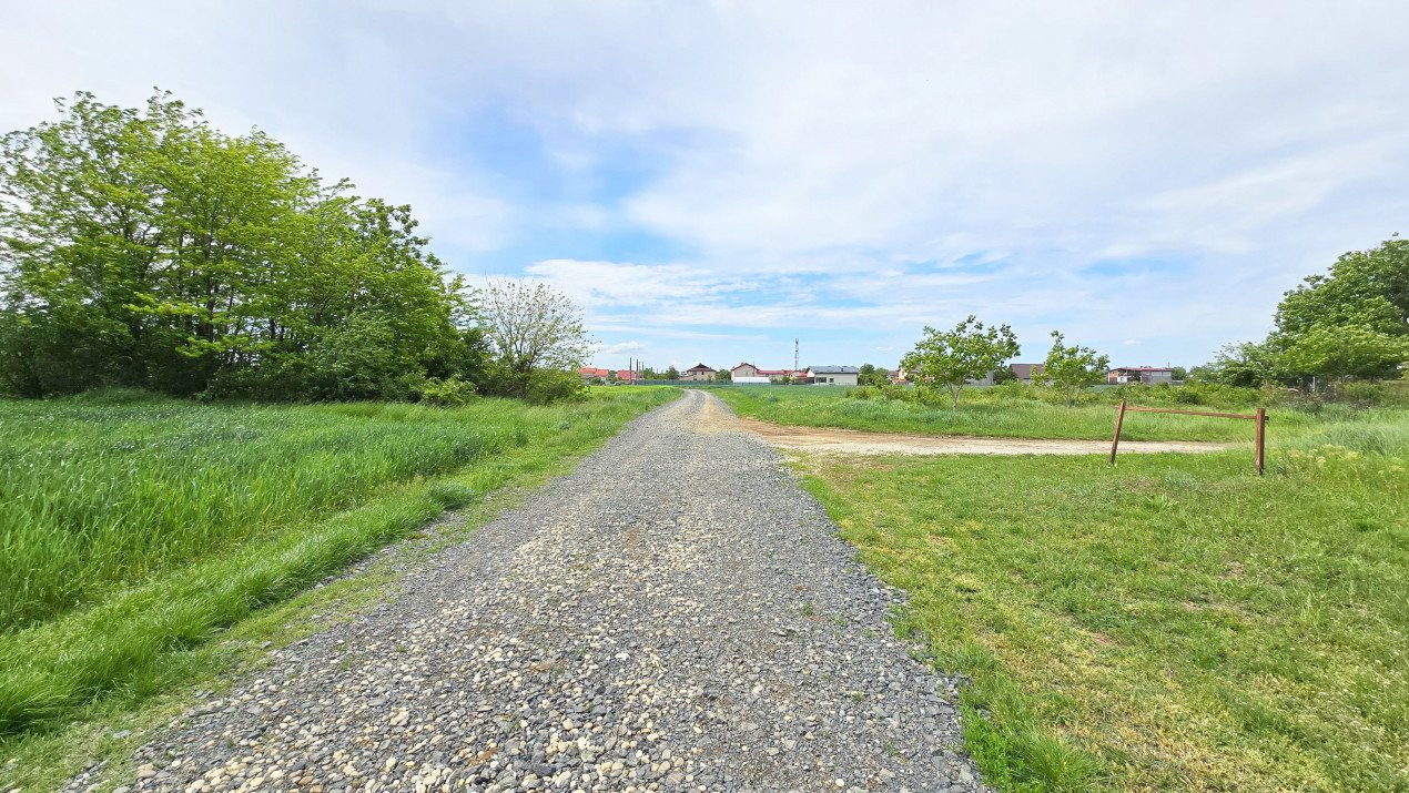 Teren intravilan in zona rezidentiala, la 1 km de A0 si A1