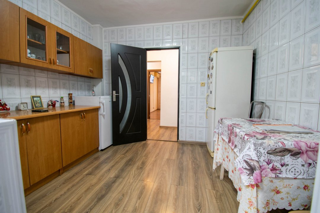 Stefanestii de Jos, 3 camere 70 mp,2 bai,centrala proprie,etaj 1/2