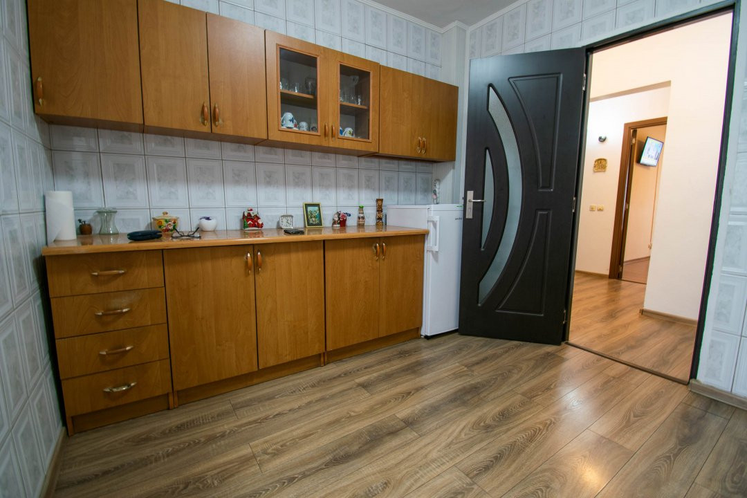 Stefanestii de Jos, 3 camere 70 mp,2 bai,centrala proprie,etaj 1/2