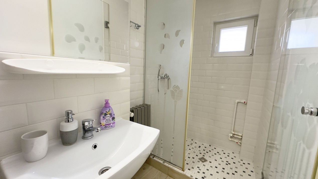 Cauți o garsonieră? Asta s-ar putea să fie prea bună ca să o ignori!