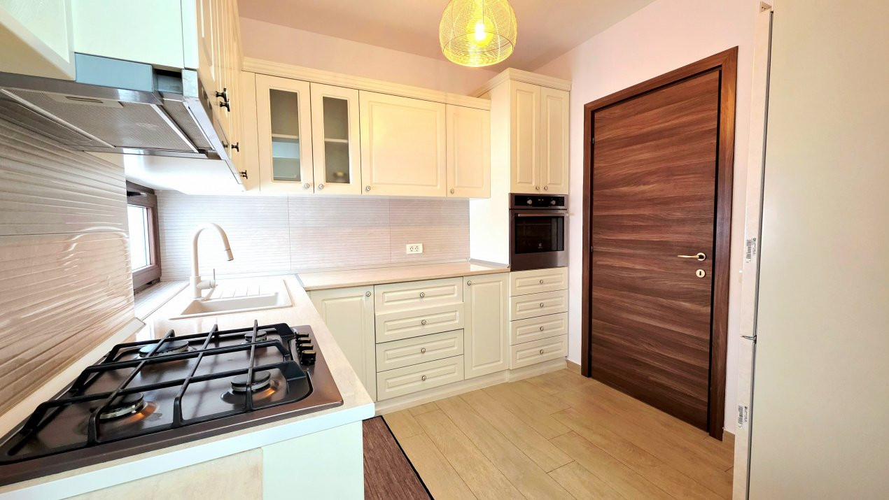 Decomandat, cu 3 camere si 2 bai, 13 Septembrie – Mariott