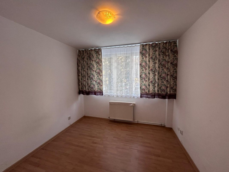 VANZARE BIROURI, CABINET, SALON, ÎN ȘASE CAMERE CU MULTIPLE DEPENDINȚE