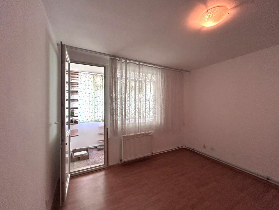 VANZARE BIROURI, CABINET, SALON, ÎN ȘASE CAMERE CU MULTIPLE DEPENDINȚE