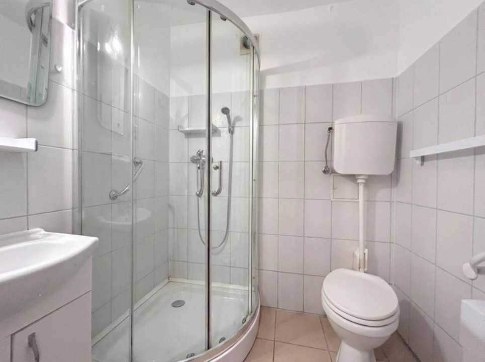 VANZARE BIROURI, CABINET, SALON, ÎN ȘASE CAMERE CU MULTIPLE DEPENDINȚE