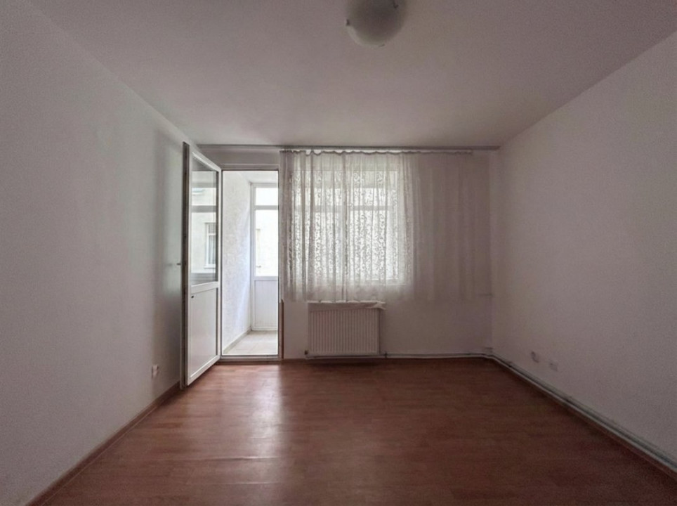 VANZARE BIROURI, CABINET, SALON, ÎN ȘASE CAMERE CU MULTIPLE DEPENDINȚE