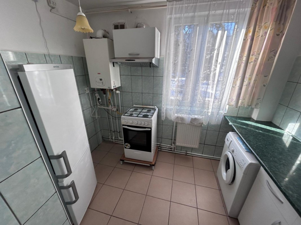 VANZARE BIROURI, CABINET, SALON, ÎN ȘASE CAMERE CU MULTIPLE DEPENDINȚE