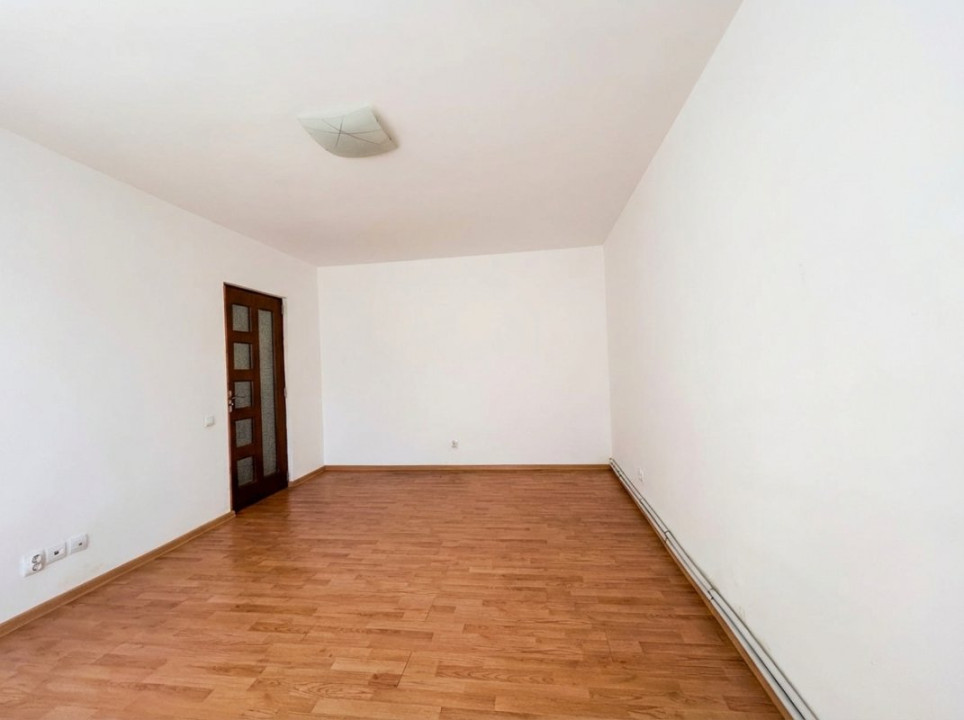 VANZARE BIROURI, CABINET, SALON, ÎN ȘASE CAMERE CU MULTIPLE DEPENDINȚE