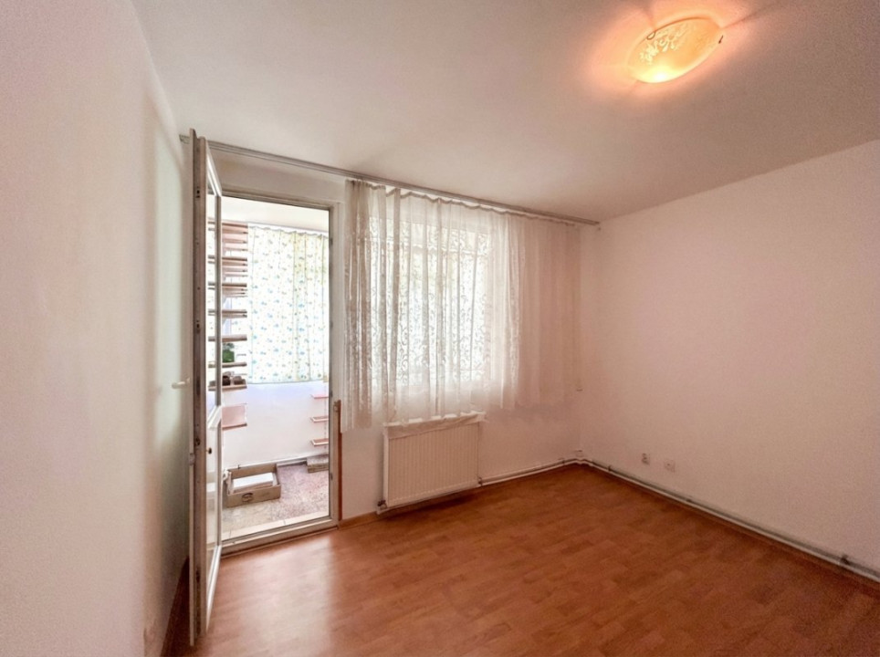 VANZARE BIROURI, CABINET, SALON, ÎN ȘASE CAMERE CU MULTIPLE DEPENDINȚE