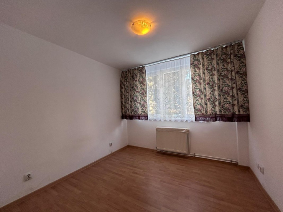 VANZARE BIROURI, CABINET, SALON, ÎN ȘASE CAMERE CU MULTIPLE DEPENDINȚE