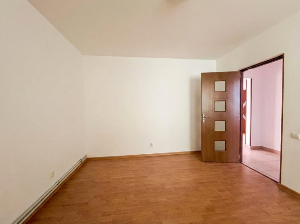 VANZARE BIROURI, CABINET, SALON, ÎN ȘASE CAMERE CU MULTIPLE DEPENDINȚE