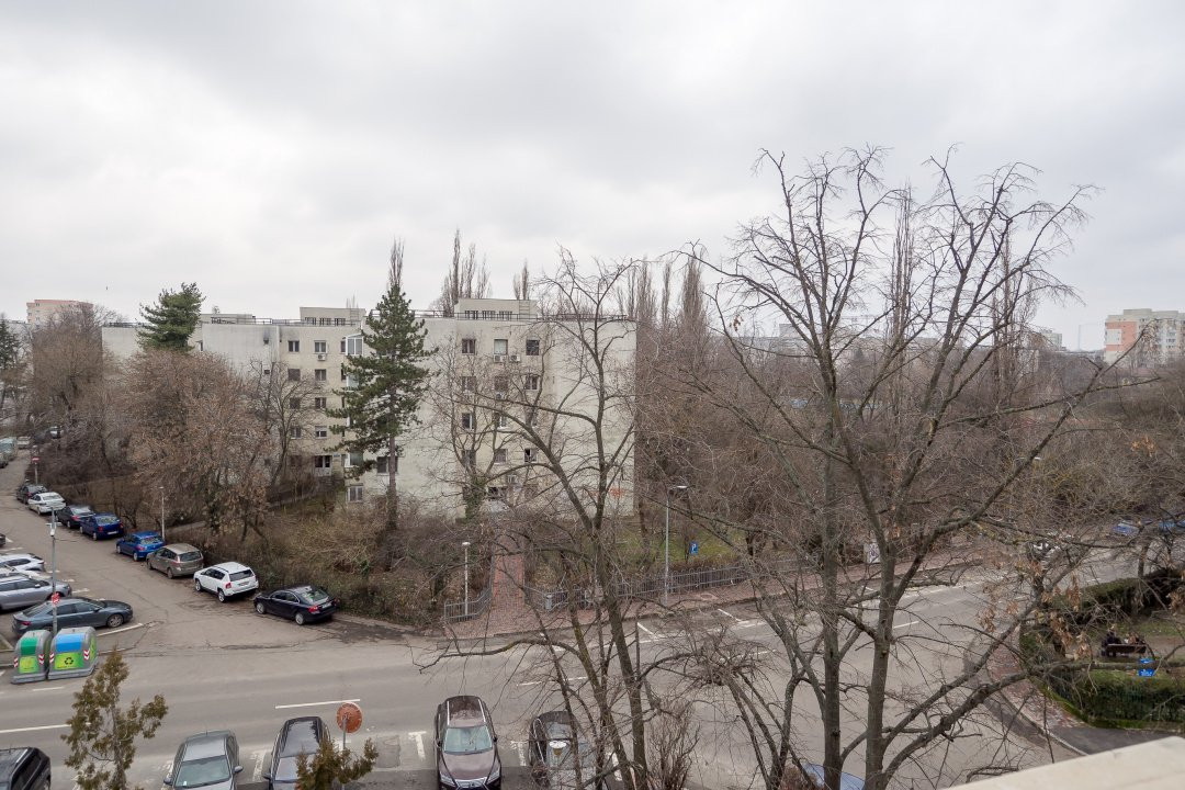 Titan, parcul IOR, Bloc H, decomandat, centrala, vedere la ,,padure,,