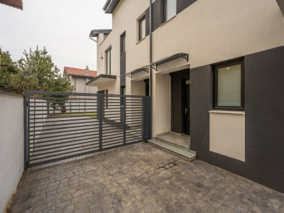 Casa se preda finisata - 4 bai - 3 dormitoare - curte - parcare -  metrou Păcii 