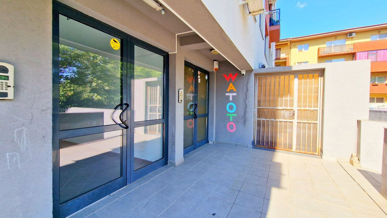 Apartament cu 5 camere si curte de 358 mp.