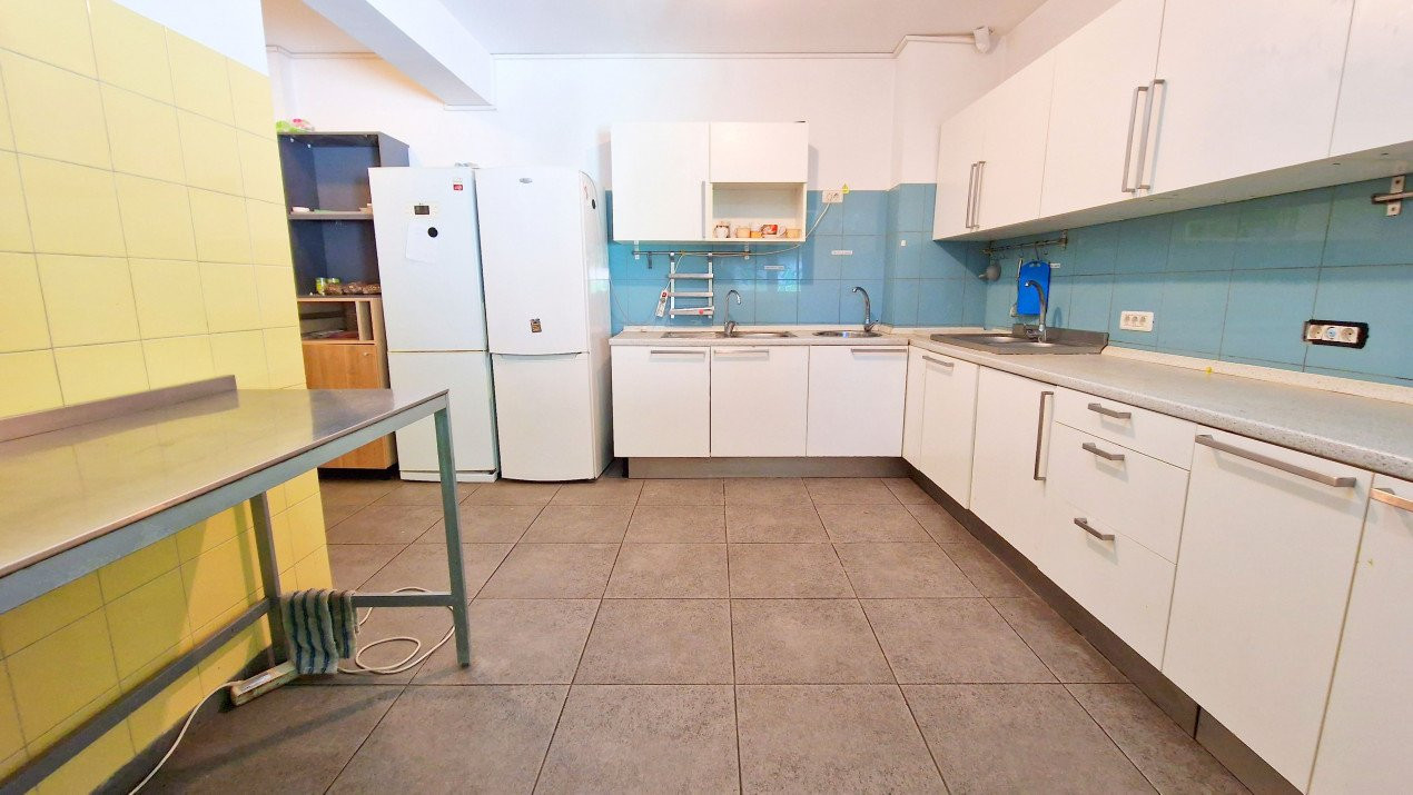 Apartament cu 5 camere si curte de 358 mp.