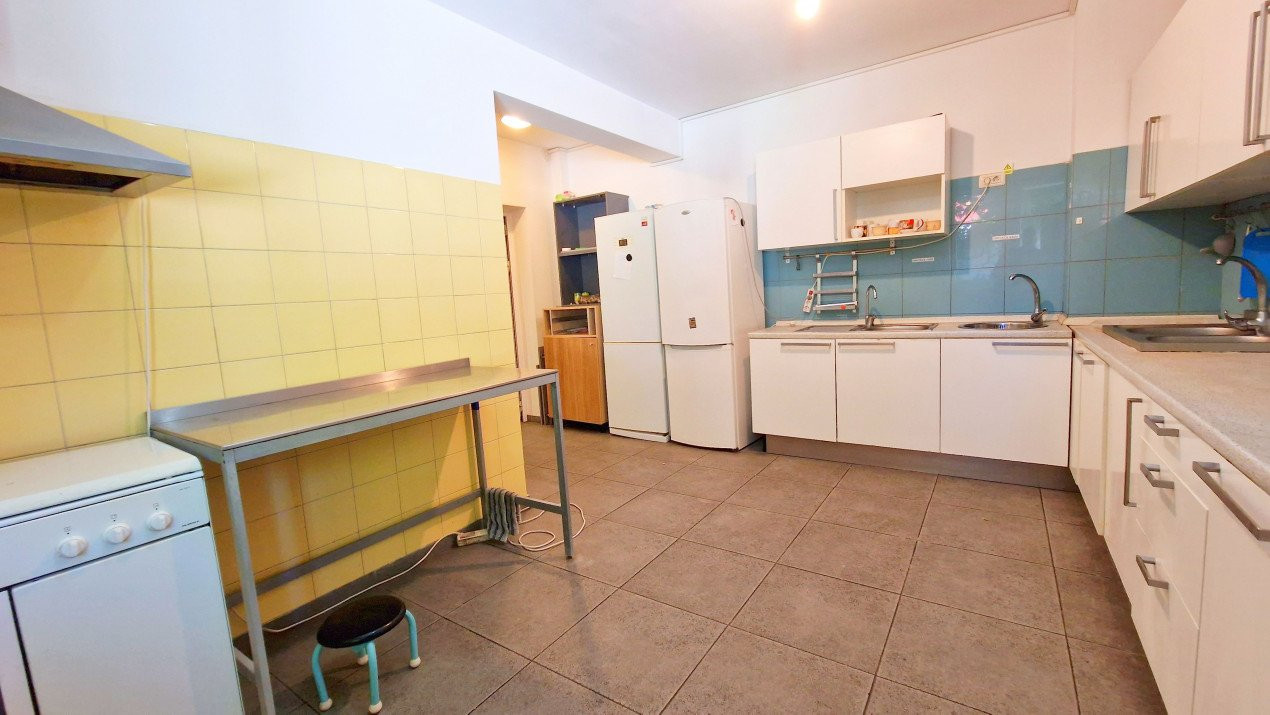 Apartament cu 5 camere si curte de 358 mp.