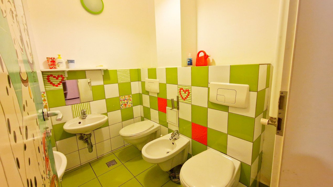 Apartament cu 5 camere si curte de 358 mp.