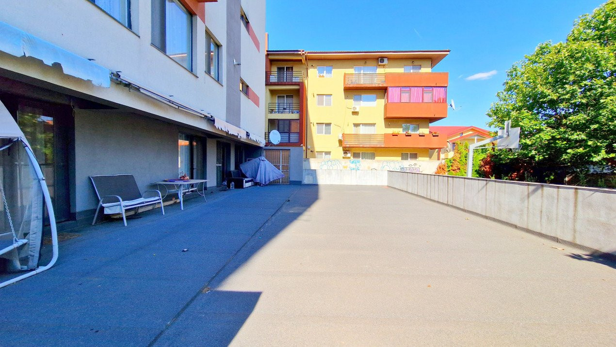 Apartament cu 5 camere si curte de 358 mp.